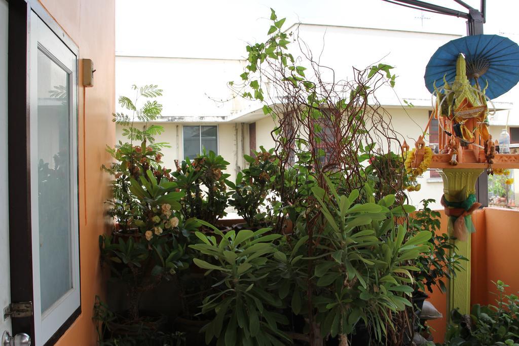 New C.H. Guest House Banguecoque Exterior foto