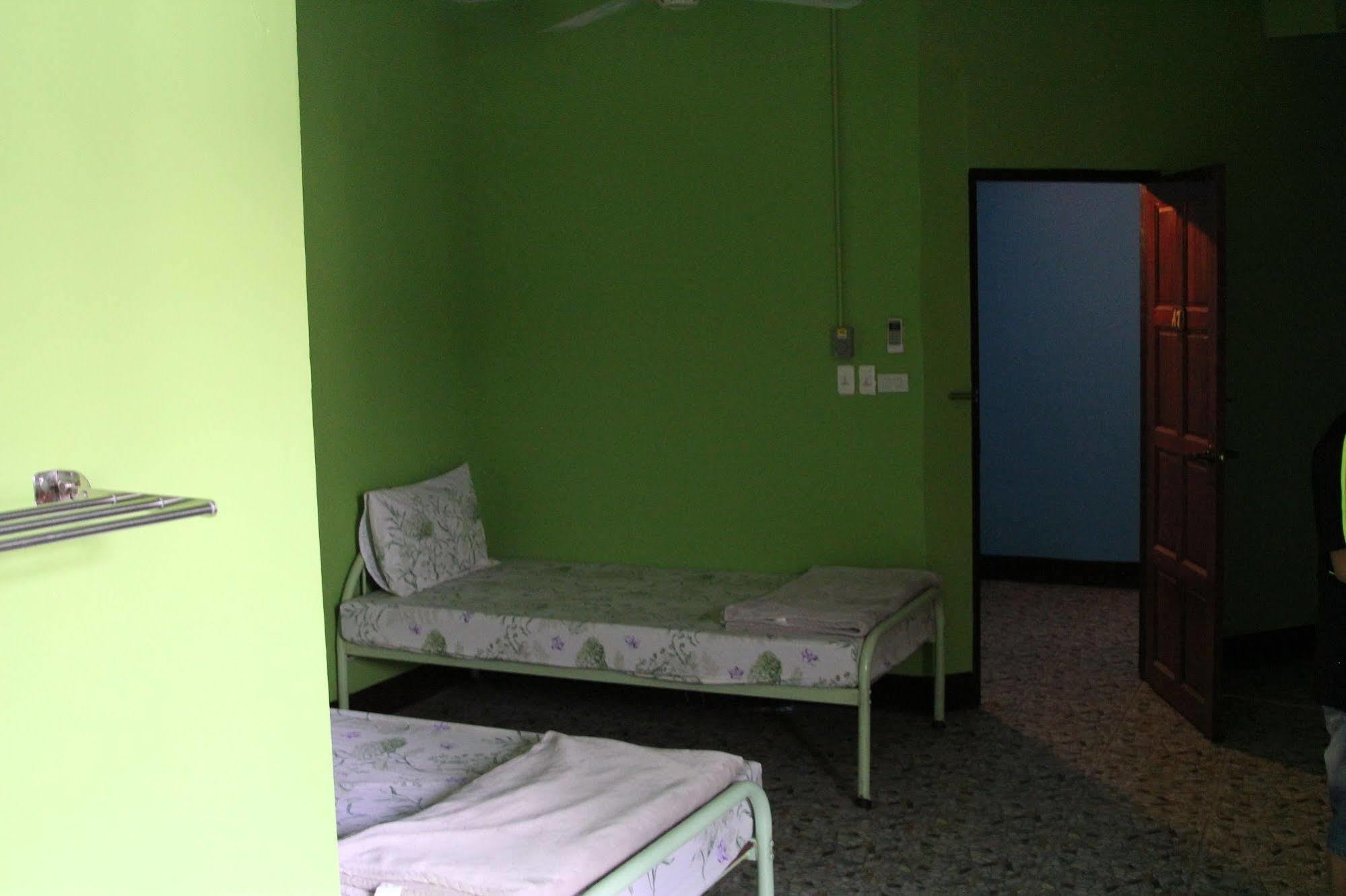 New C.H. Guest House Banguecoque Exterior foto